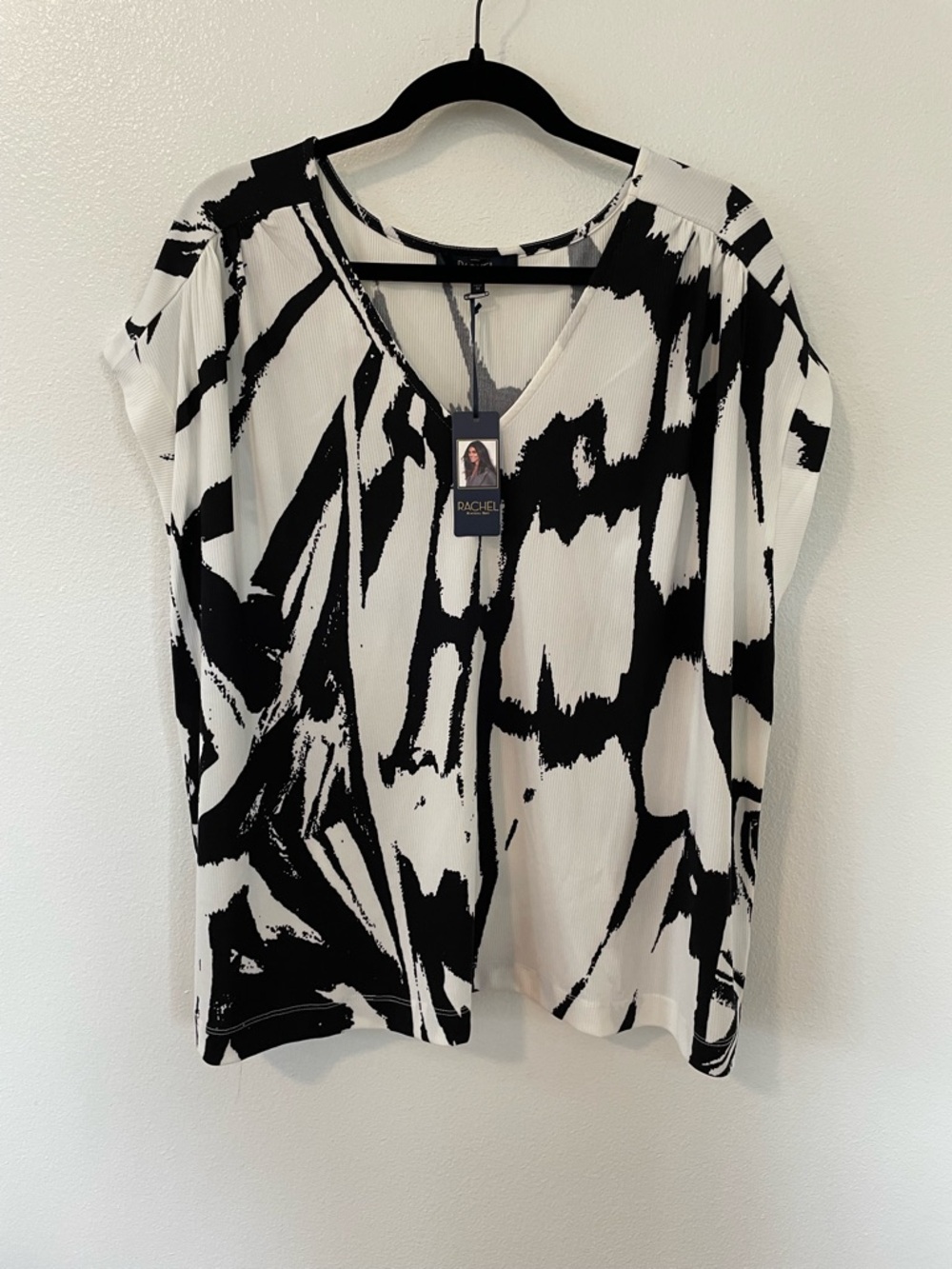 RACHEL Rachel Roy Black and White Abstract V-Neck Blouse